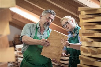 Employee and master violin maker Rainer W