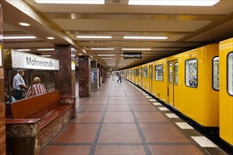 Mohrenstrasse Berlin Zug subway Metro subway station tunnel station subway station