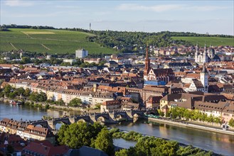 Old bridge over the Main and the city centre