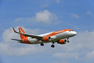 Airbus A320-214 of the airline easyJet on approach to Geneva