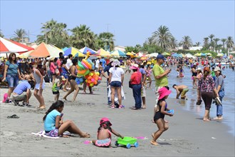 Many visitors at the beach on a holiday