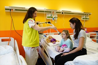 Treatment of a paediatric patient in a paediatric department in a hospital by inhalation in the presence of a mother