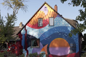 Detached house with colourful facade design by the streetart artists Story Duo