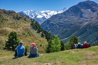 Holidaymakers on Alp Languard with Piz Palue and Bellavista above the Bernina Valley