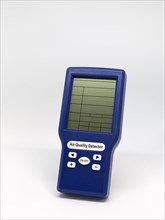 Measuring device for checking the quality of indoor air in offices