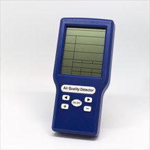Measuring device for checking the quality of indoor air in offices