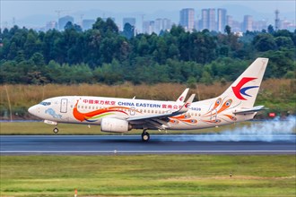 A Boeing 737-700 aircraft of China Eastern Airlines with registration number B-5828 at Chengdu Airport