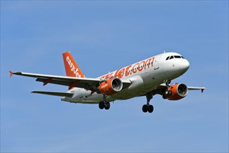 Airbus A319-100 of the airline easyJet on approach to Geneva