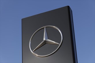 Column with Mercedes star