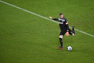 Tee shot goalkeeper Timo Horn 1st FC Cologne