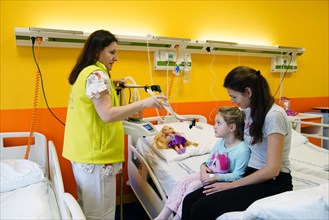 Treatment of a paediatric patient in a paediatric department in a hospital by inhalation in the presence of a mother