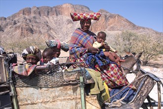 Femmes et bébés Héréros. Namibie
