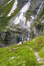 Hiker on the descent from the Moerchnerscharte to the Greizer Hut