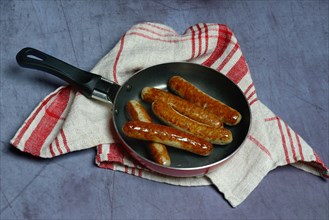 Nuremberger Rostbratwurstchen in pan