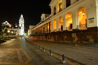 Plaza Grande with government seat Palacio de Carondelet and cathedral