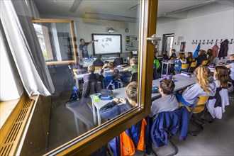 Teaching physics with open windows in an 8th grade class at the Robert-Havemann-Gymnasium in Karow