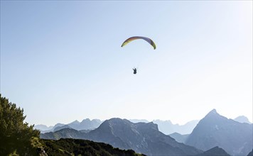 Paragliding in flight in front of the Sonnjoch