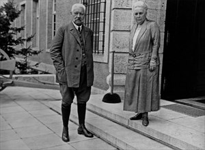 Paul von Hindenburg and a woman in front of Gut Neudeck