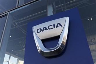 Dacia plaque in front of a car dealership
