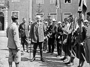 Paul von Hindenburg inspecting school groups