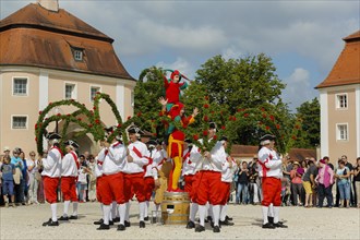 Ulmer Bindertanz with fools in the monastery courtyard in Waiblingen