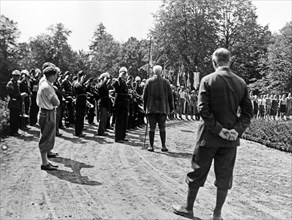 Paul von Hindenburg inspecting school groups