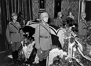 Guard of honour with soldiers at the coffin of Paul von Hindenburg