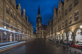 Prinzipalmarkt with view of the St. Lamberti church in the evening