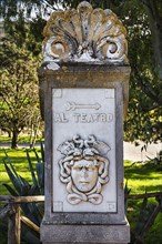 Column with a face and the inscription Al Teatro