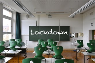 Board with inscription LOCKDOWN