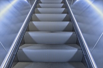 Standing escalator