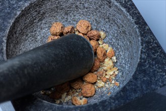 Crushed tigernuts in grating shell