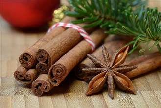 Cinnamonsticks and star anise with Christmas decoration