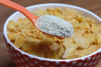 Tigernut flour in spoon and cornflakes in shell