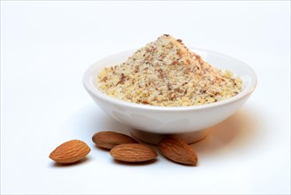 Ground almonds in shell and sweet almonds