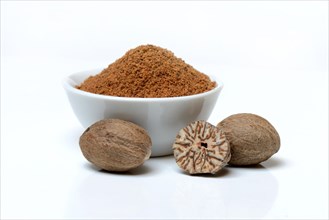 Nutmegs and nutmeg powder in shell