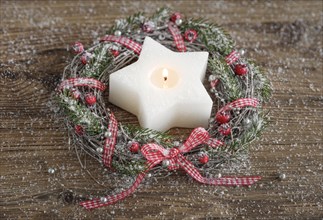 Natural advent decoration with star-shaped candle
