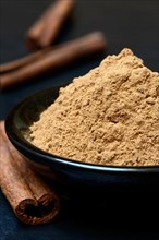 Cinnamonpowders and rods