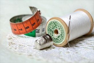 Thread roll with sewing needle