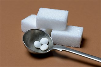 Sugar cubes and sweetener tablets