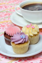 Mini-Cupcakes on plate with coffee cup