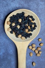 Black and light chick peas in wooden spoon
