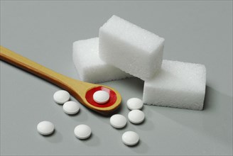 Sugar cubes and sweetener tablets