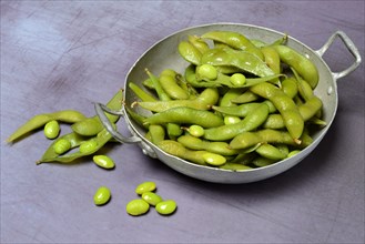 Cooked unripe soya beans in shell