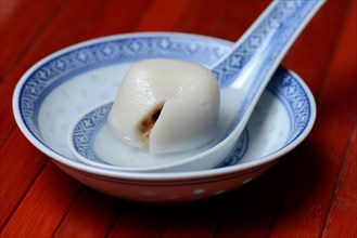 Sticky rice balls with peanut filling