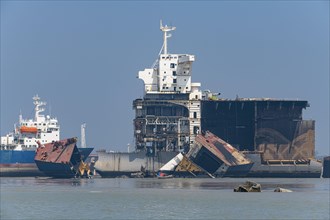 Huge container ships ready to getting break up