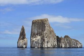 Excursion boats at Kickers Rock