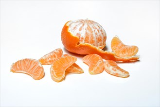 Half peeled clementine and clementine pieces