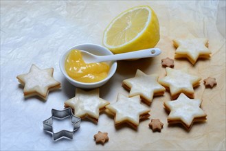 Lemon biscuits and peel with lemon curd