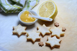 Lemon biscuits and peel with lemon curd